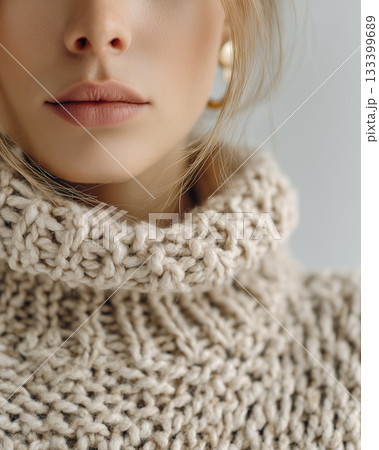 冬を感じるざっくりニットと女性の口元｜温もりあるライフスタイルイメージ 133399689