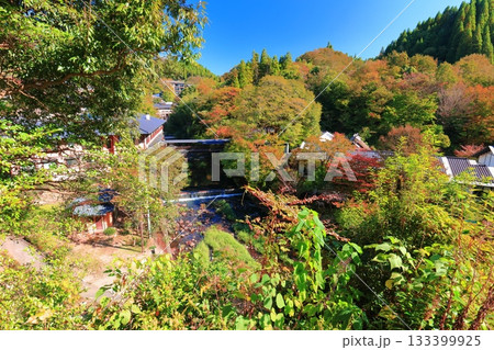 【熊本県】快晴の黒川温泉と紅葉 【熊本県】快晴の黒川温泉と紅葉 133399925
