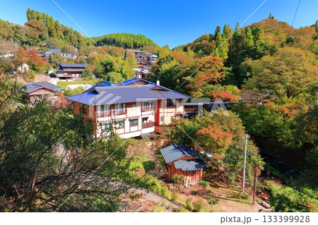 【熊本県】快晴の黒川温泉と紅葉 【熊本県】快晴の黒川温泉と紅葉 133399928