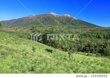 【熊本県】快晴の平野台高原と猟師岳 133399936