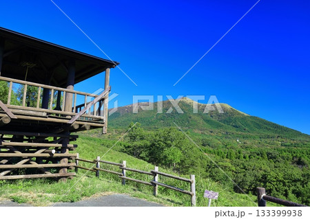【熊本県】快晴の平野台高原と猟師岳 【熊本県】快晴の平野台高原と猟師岳 133399938