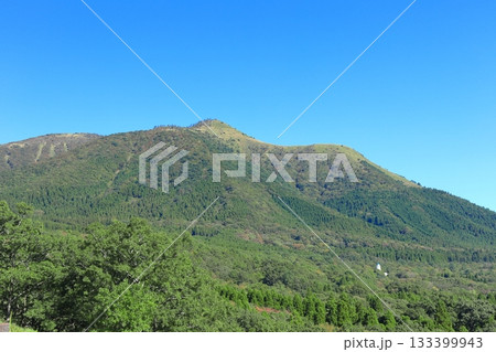 【熊本県】快晴の平野台高原と猟師岳 133399943