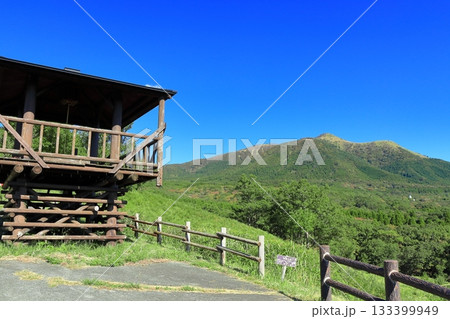 【熊本県】快晴の平野台高原と猟師岳 133399949