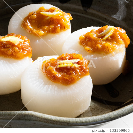 皿に盛った4つのふろふき大根 133399966