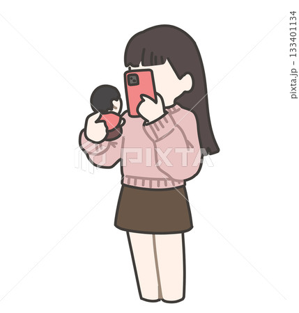 ぬいぐるみの写真を撮る女性のイラスト 133401134