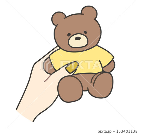 黄色Tシャツのクマのぬいぐるみを持つ手のイラスト 黄色Tシャツのクマのぬいぐるみを持つ手のイラスト 133401138