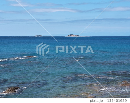 志摩半島の最南端の麦埼から西の和具大島と小島を望む 志摩半島の最南端の麦埼から西の和具大島と小島を望む 133401629