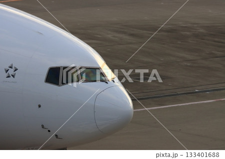旅客機の機首 コクピット 操縦席 旅客機の機首 コクピット 操縦席 133401688