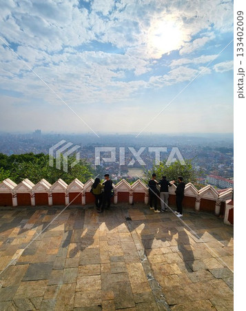 ネパール・スワヤンブナートから望むカトマンズ盆地 133402009