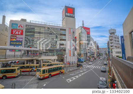 小田急町田駅前の西友と行き交う神奈中バスの風景【東京都町田市】 133402100