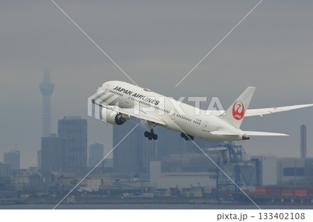 東京都心を背景に離陸する旅客機 上昇していく旅客機 東京都心を背景に離陸する旅客機 上昇していく旅客機 133402108