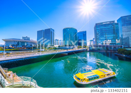 日本の横浜都市景観 新景。賑わうKアリーナやヒルトン横浜、水上バス、水面の煌めき…新時代へ、希望の光 133402151