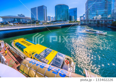 日本の横浜都市景観 珍風景＆新景。賑わうKアリーナや2隻の水上バス、水面の煌めき…新時代へ、希望の光 133402226