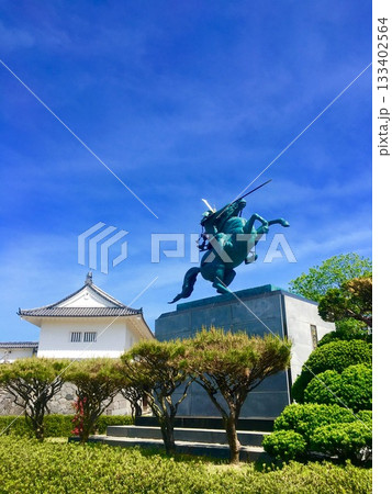 青空に映える騎馬武者像と城郭の風景 青空に映える騎馬武者像と城郭の風景 133402564