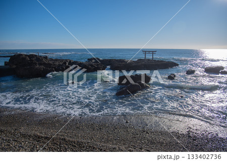 晴天の神磯の鳥居 133402736