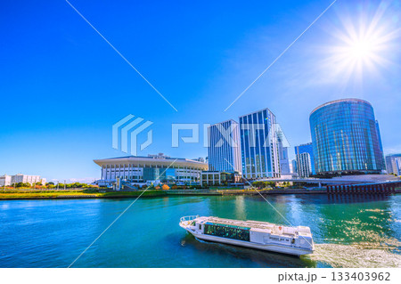 日本の横浜都市景観 賑わうKアリーナやヒルトン横浜、横浜ランドマークタワー、水上バスなどを望む 133403962