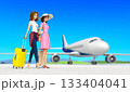 旅行中の2人の笑顔の女性達。 133404041