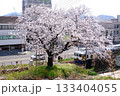 春の陽気桜と電車 133404055