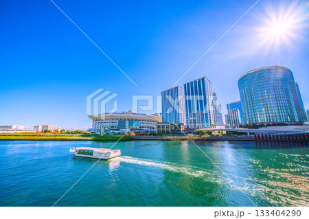 日本の横浜都市景観 賑わうKアリーナやヒルトン横浜、横浜ランドマークタワー、水上バスなどを望む 日本の横浜都市景観 賑わうKアリーナやヒルトン横浜、横浜ランドマークタワー、水上バスなどを望む 133404290