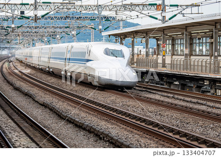 ホームを通過して走り去る東海道山陽新幹線 133404707
