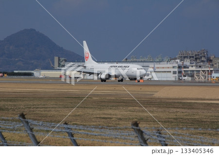 愛媛県松山空港　着陸する旅客機 133405346