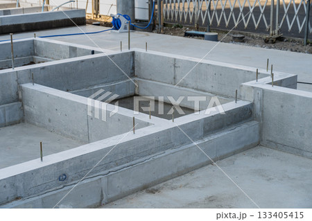 建築現場の基礎工事 133405415