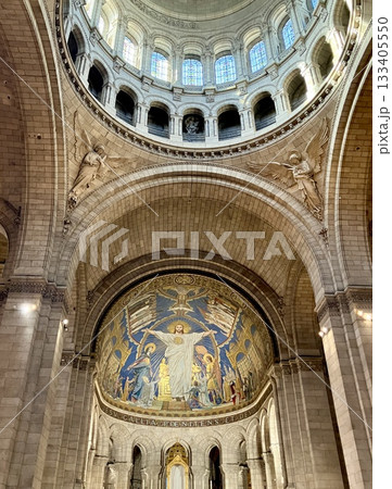 パリのモンマルトルの丘にあるサクレクール寺院の内観 133405550