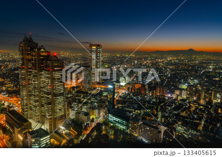 【東京都】西新宿超高層ビル街トワイライト、遠望富士 133405615