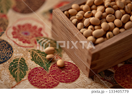 枡に入った大豆と和柄布 133405779
