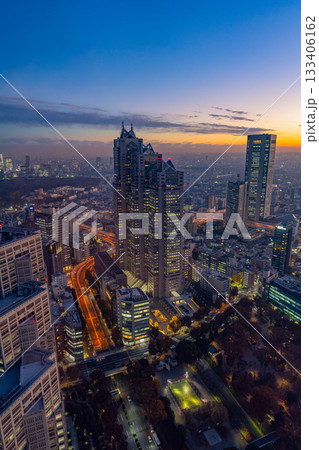 【東京都】都庁展望室から見る超高層ビル街トワイライト 【東京都】都庁展望室から見る超高層ビル街トワイライト 133406162