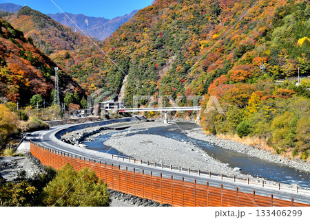 早川町役場周辺を望む(山梨県早川町)【2025.11】 早川町役場周辺を望む(山梨県早川町)【2025.11】 133406299