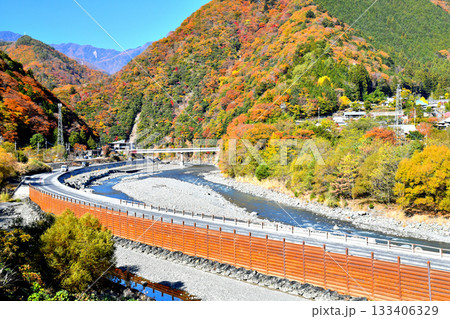 早川町役場周辺を望む(山梨県早川町)【2025.11】 133406329