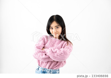 白背景の前で腕組みをして怒っている若い女性 白背景の前で腕組みをして怒っている若い女性 133406698