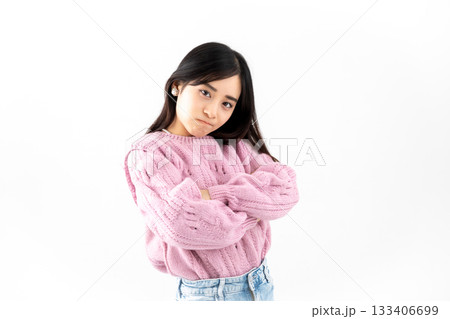 白背景の前で腕組みをして怒っている若い女性 白背景の前で腕組みをして怒っている若い女性 133406699