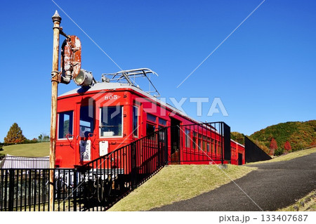 鞍ヶ池公園に保存される名鉄 モ800形+ク2300形 電車のある風景 鞍ヶ池公園に保存される名鉄 モ800形+ク2300形 電車のある風景 133407687