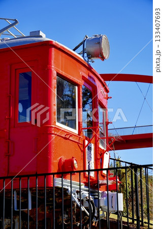鞍ヶ池公園に保存される名鉄 モ800形＋ク2300形 電車のある風景 133407693