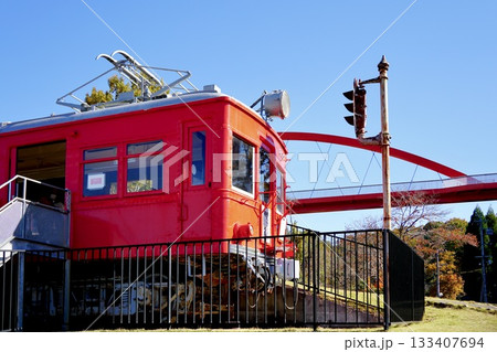 鞍ヶ池公園に保存される名鉄 モ800形＋ク2300形 電車のある風景 133407694