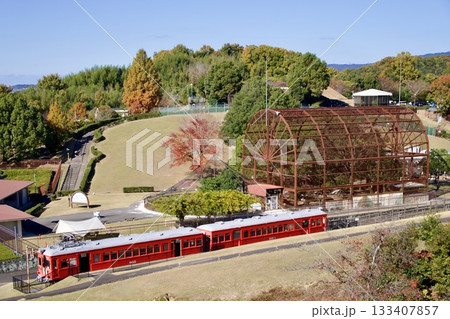 鞍ヶ池公園の赤い名鉄 モ800／ク2300 形式車両と自然風景 133407857