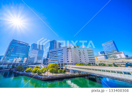 日本の横浜都市景観 横浜駅東口側のそごう横浜店などを望む。右奥にJR横浜タワー…希望の光=22日 日本の横浜都市景観 横浜駅東口側のそごう横浜店などを望む。右奥にJR横浜タワー…希望の光=22日 133408308