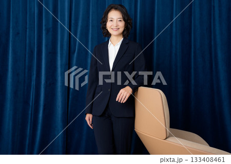 ミドルキャリアウーマンのビジネスポートレート 133408461
