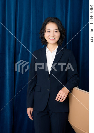 ミドルキャリアウーマンのビジネスポートレート ミドルキャリアウーマンのビジネスポートレート 133408464