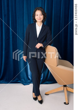 ミドルキャリアウーマンのビジネスポートレート 133408466