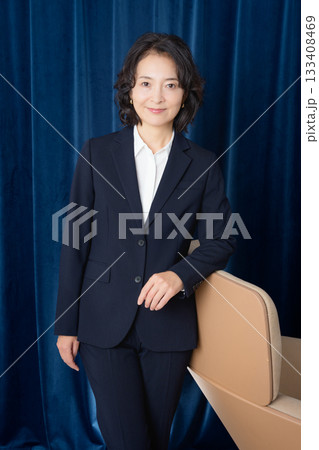 ミドルキャリアウーマンのビジネスポートレート 133408469