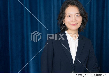ミドルキャリアウーマンのビジネスポートレート 133408473