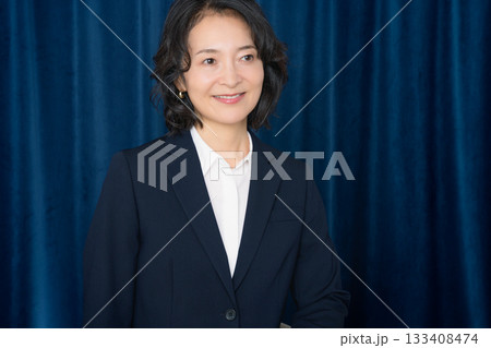 ミドルキャリアウーマンのビジネスポートレート 133408474