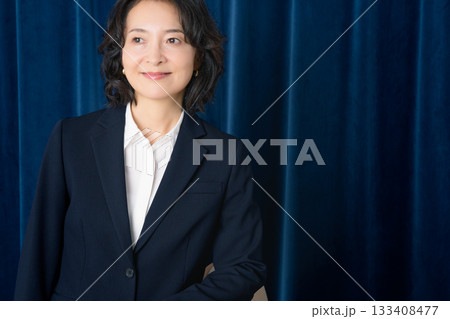 ミドルキャリアウーマンのビジネスポートレート 133408477