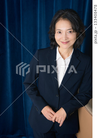 ミドルキャリアウーマンのビジネスポートレート ミドルキャリアウーマンのビジネスポートレート 133408478