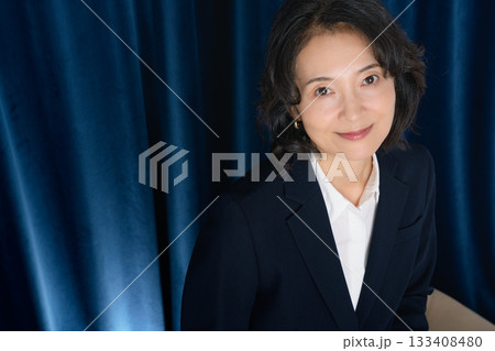ミドルキャリアウーマンのビジネスポートレート 133408480