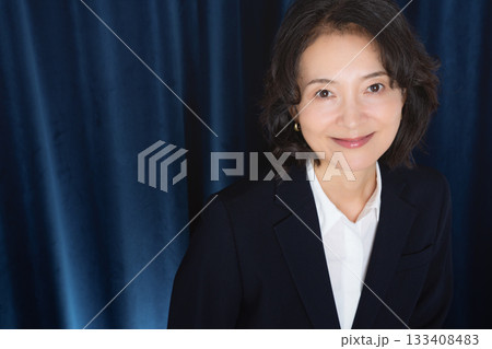 ミドルキャリアウーマンのビジネスポートレート 133408483