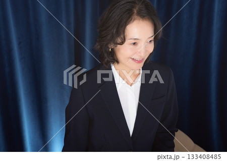 ミドルキャリアウーマンのビジネスポートレート ミドルキャリアウーマンのビジネスポートレート 133408485